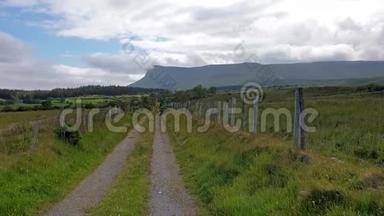 典型的爱尔兰景观与本布尔本山称为`桌山`其特殊形状的斯利戈县-